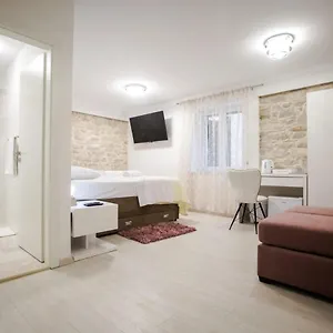 4* Pensión Lions Luxury
