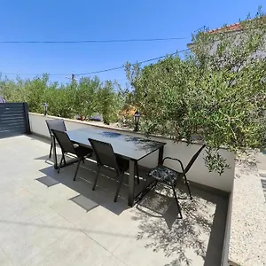 https://apartman-eva-a4.hotels-in-trogir.com